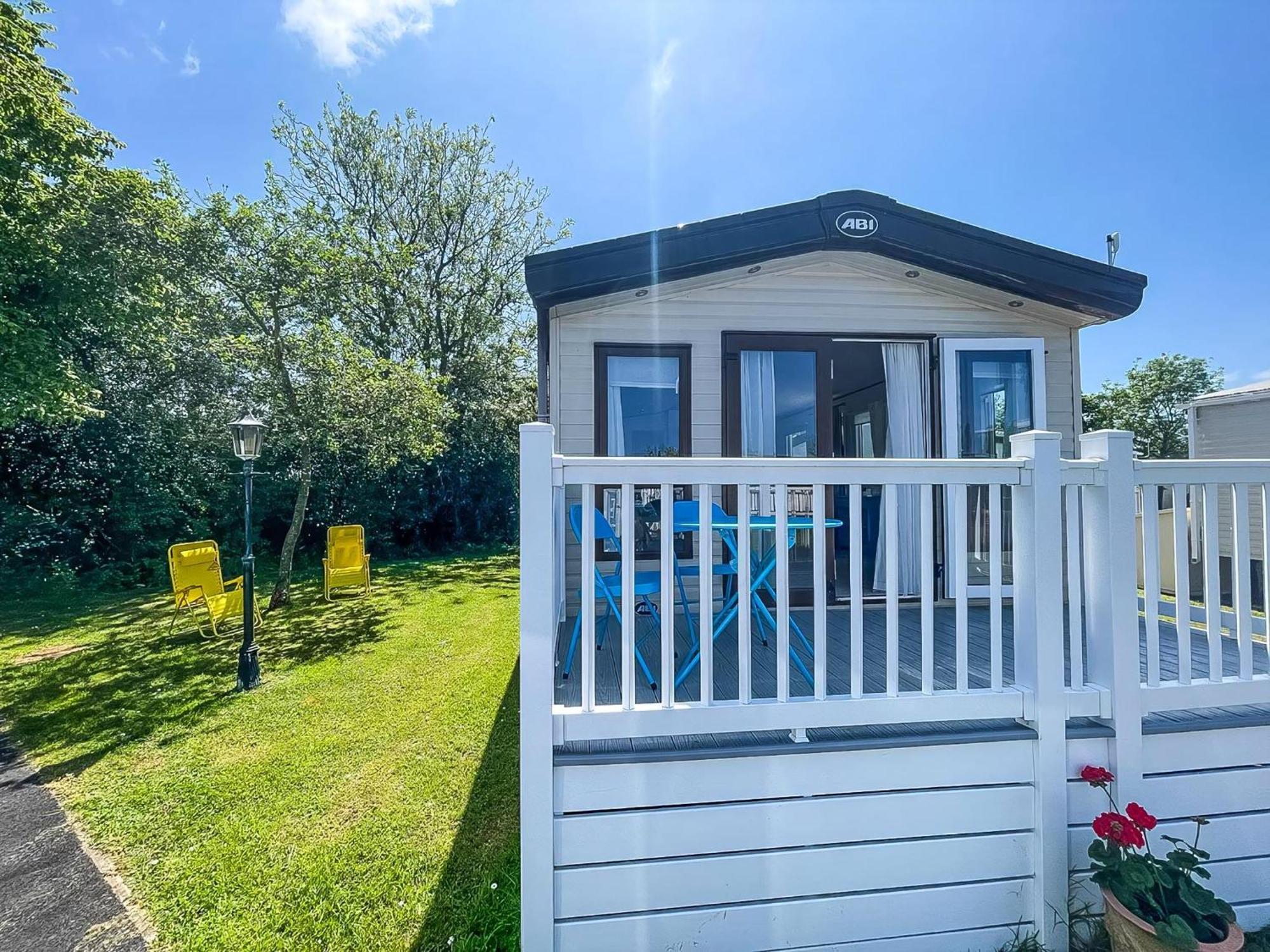 Beautiful Caravan With Decking At Carlton Meres Holiday Park, Suffolk Ref 60022M Saxmundham Exteriör bild